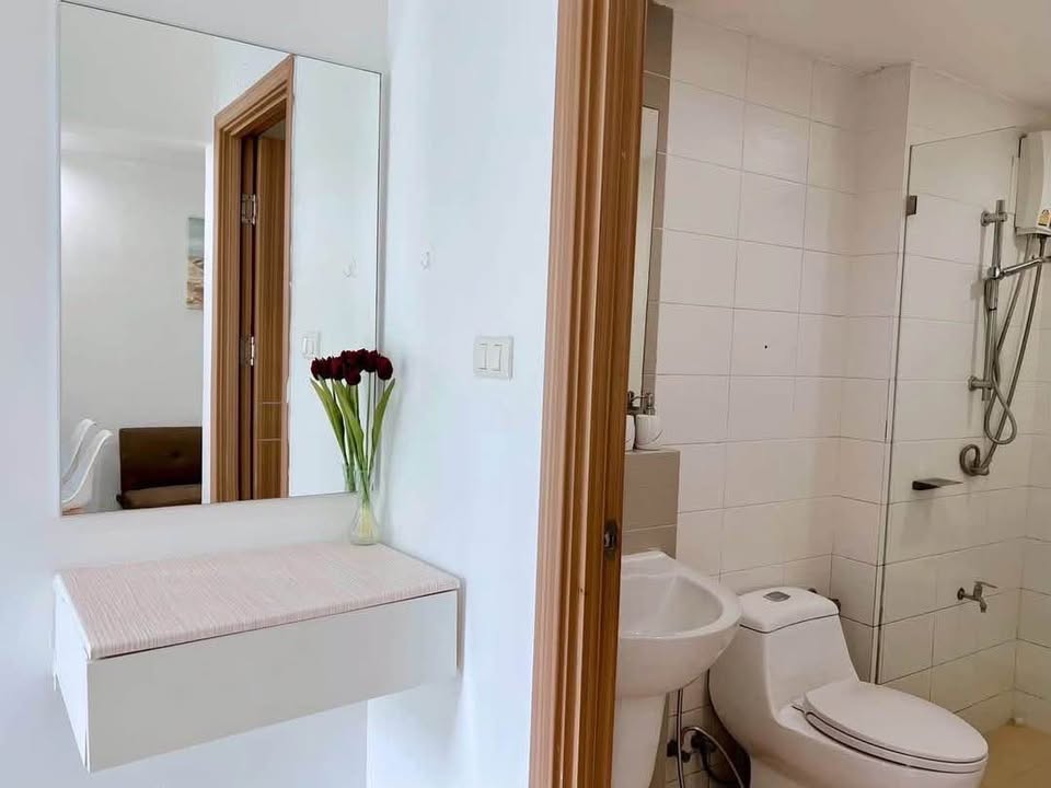 Mountain view 1-bed condo at The Royal Place – photo 4