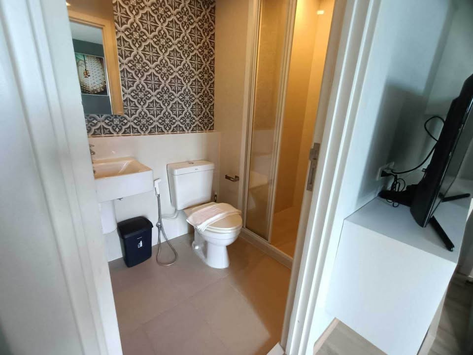 Pool view condo for rent at The Base Height – photo 9