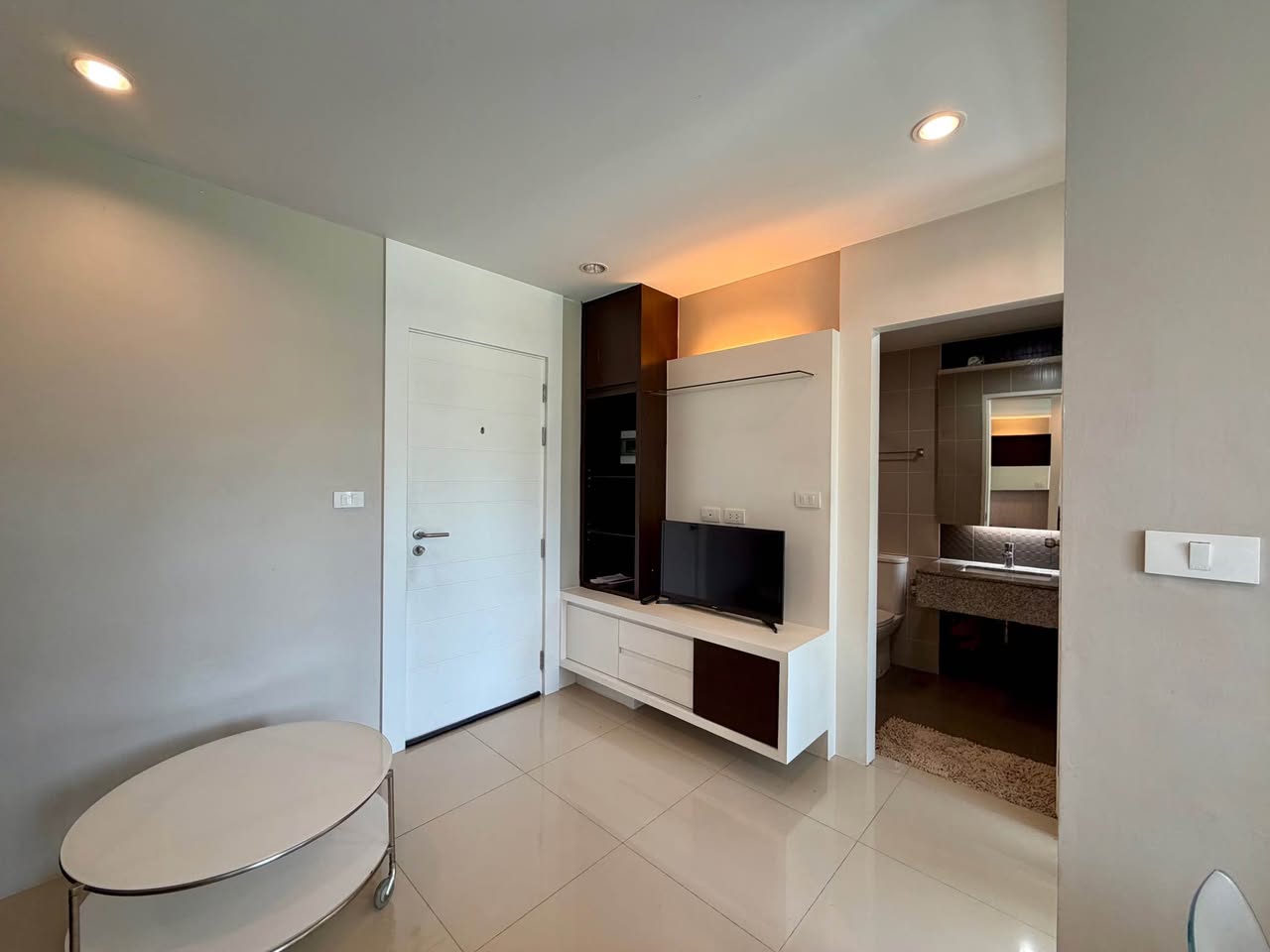 1-bed condo at The Scene, sold as-is – photo 2