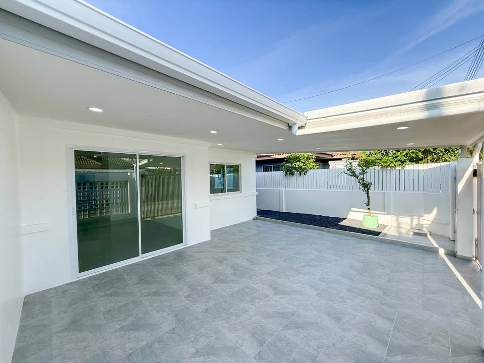 Single-storey semi-detached house in Tha Ruea – photo 2