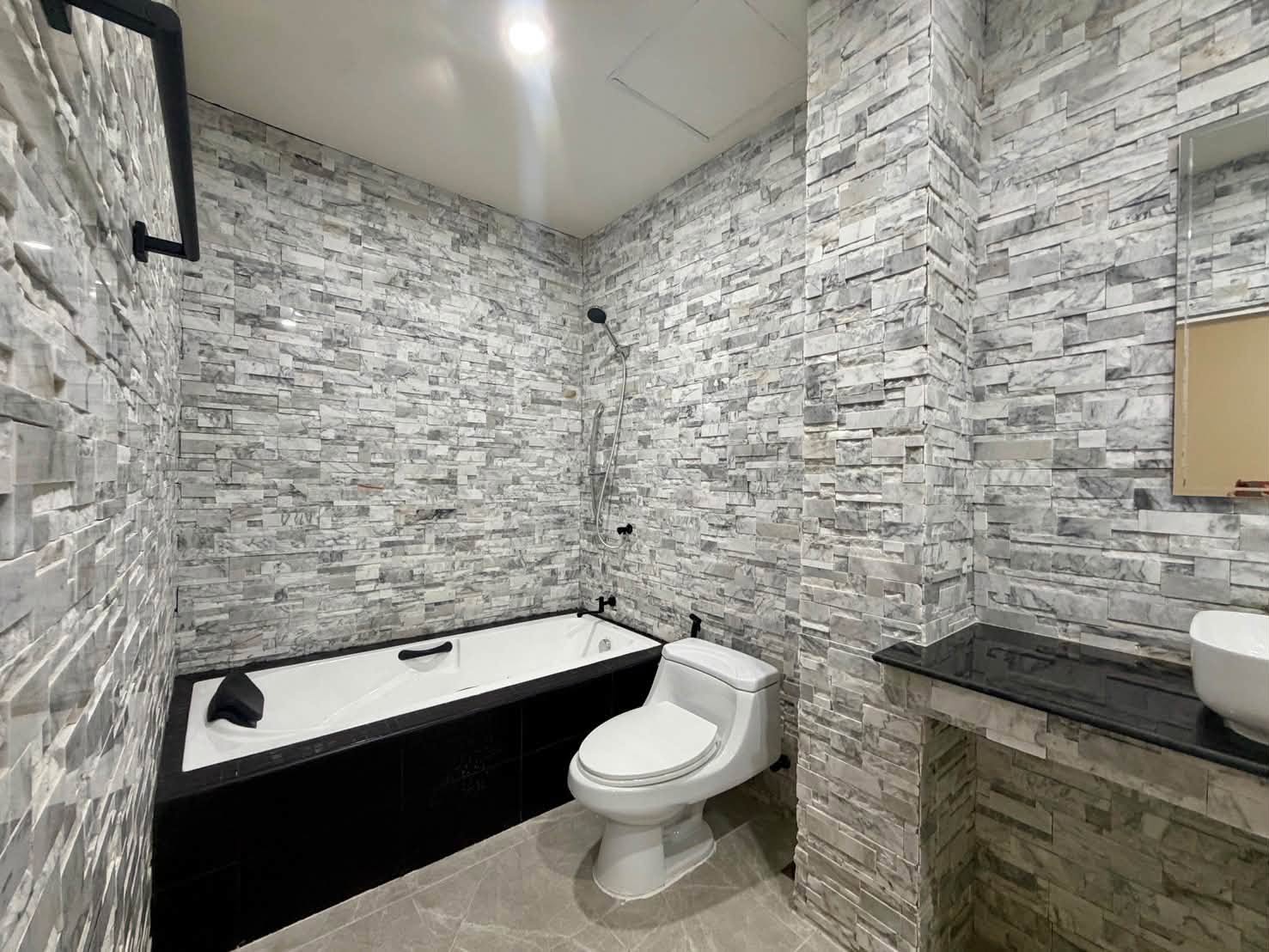 Renovated 2-bedroom condo for sale at Pornsawan Condotel – photo 10