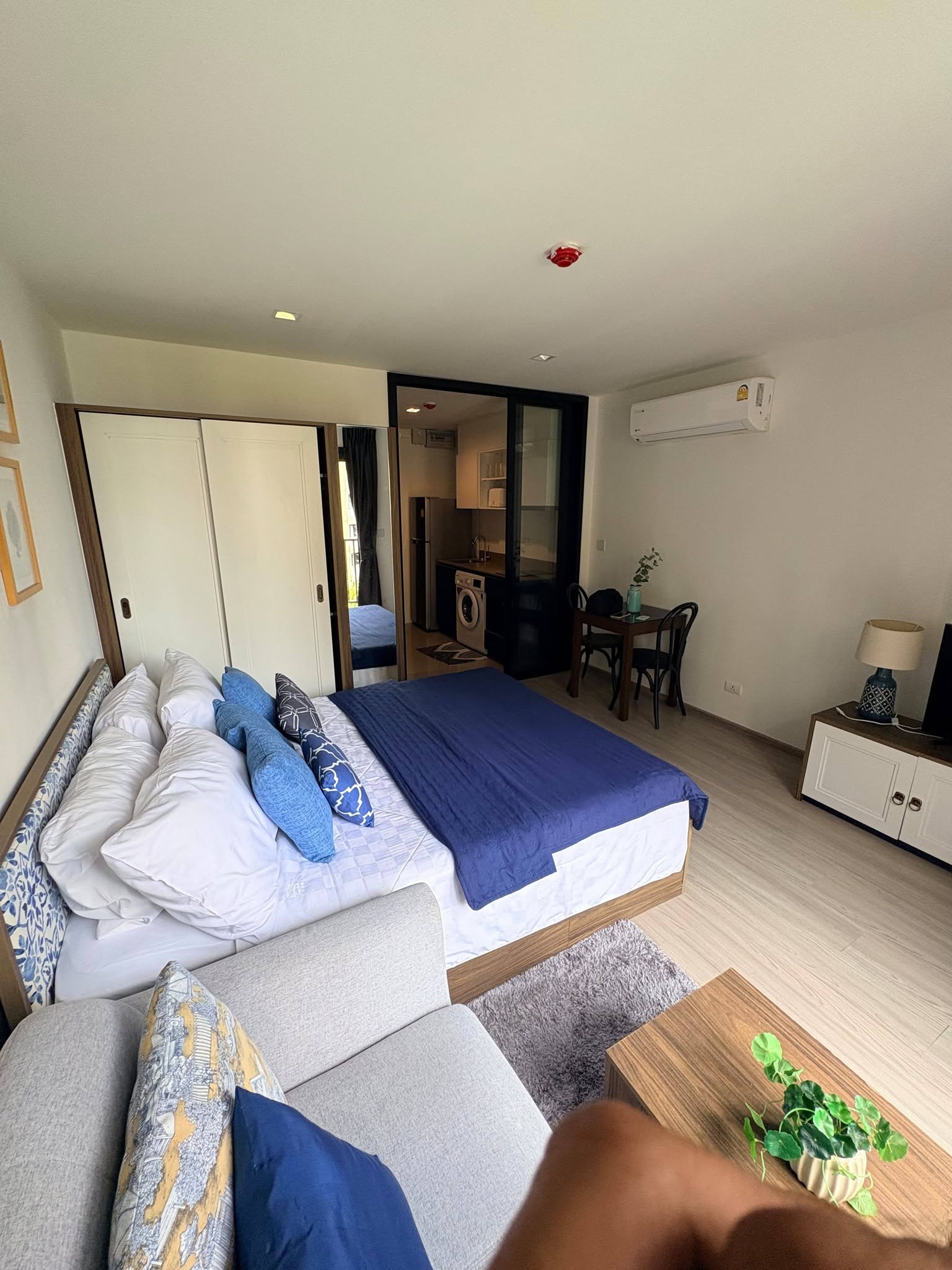 Studio with pool view and large balcony at The Base Central Phuket – รูปที่ 9