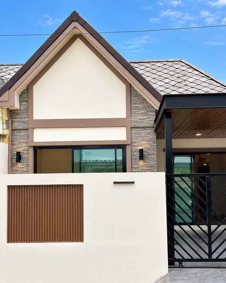 Renovated single-storey twin house in Pa Khlok