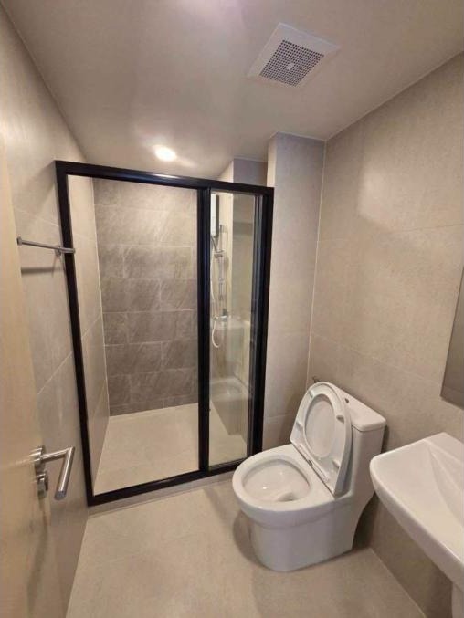 Never-occupied corner condo for rent at The Origin – photo 7