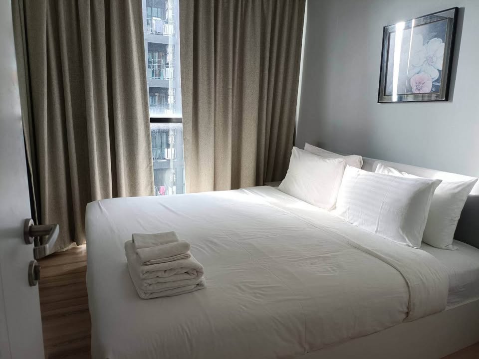Pool view condo for rent at The Base Height