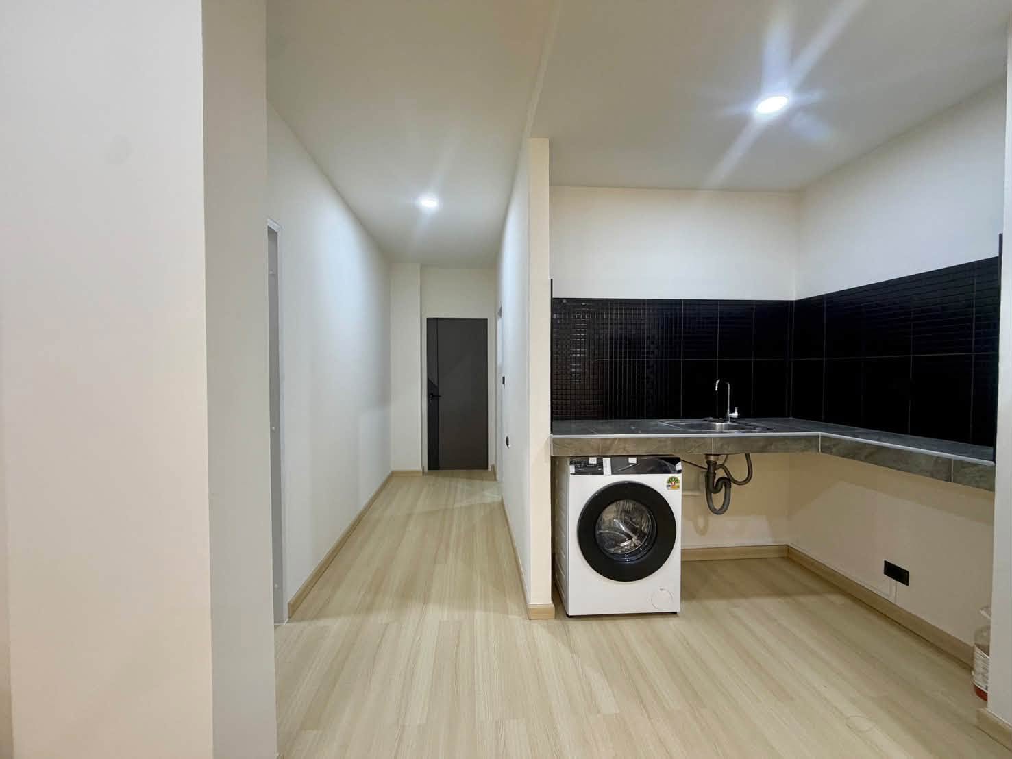 Renovated 2-bedroom condo for sale at Pornsawan Condotel – photo 8