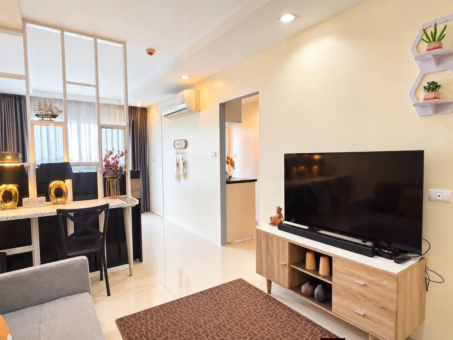 Pool view studio at The Royal Place Condominium – photo 8