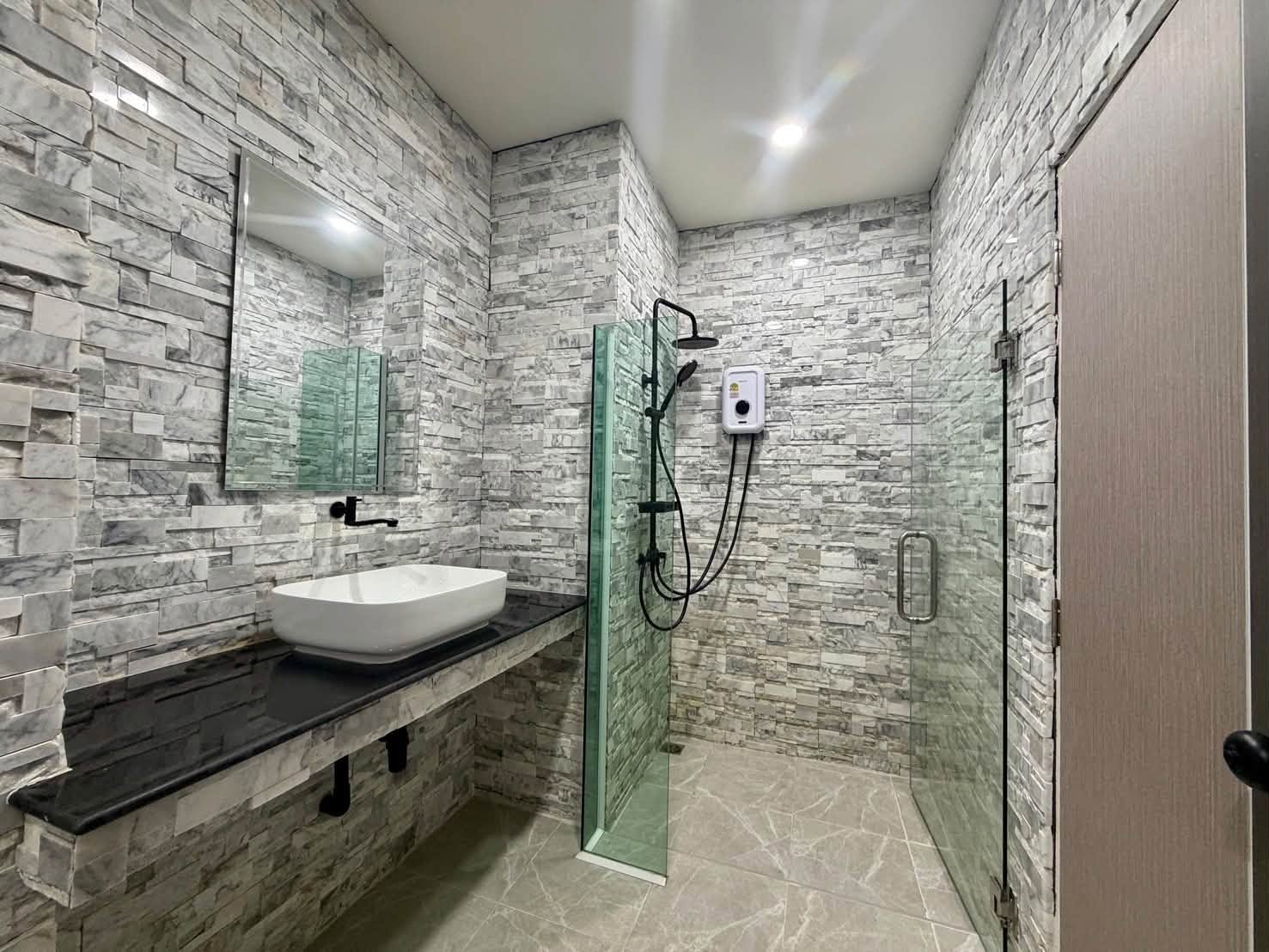 Renovated 2-bedroom condo for sale at Pornsawan Condotel – photo 9