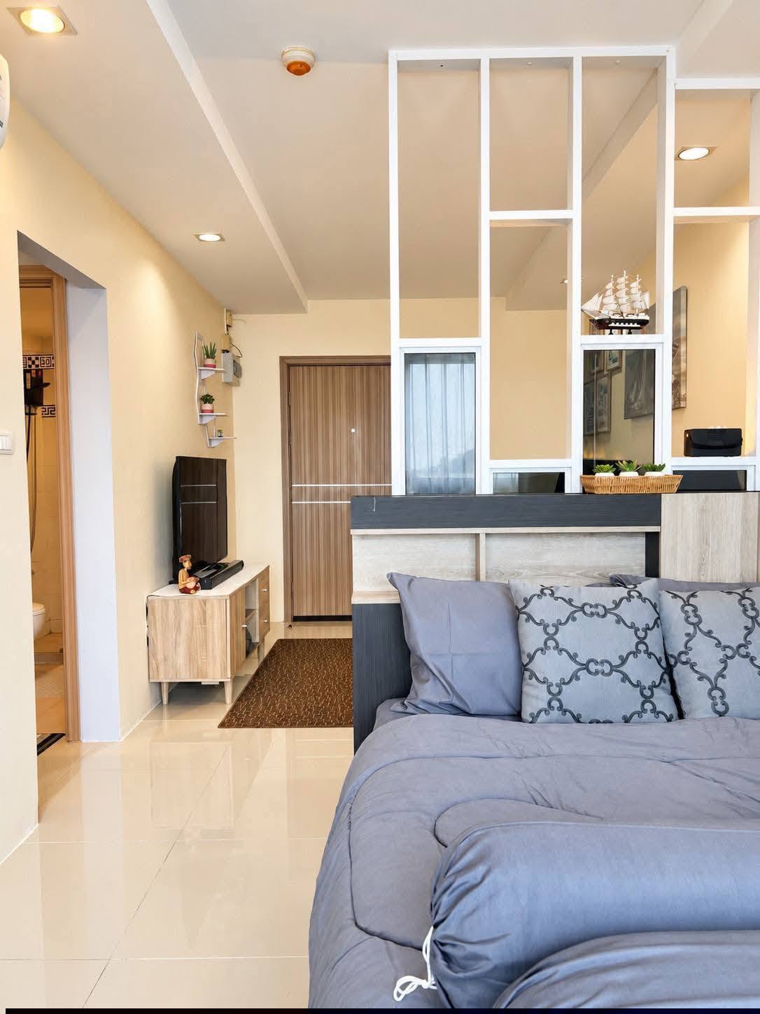 Pool view studio at The Royal Place Condominium – photo 2