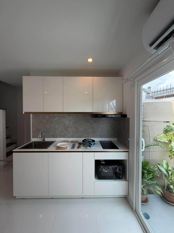 Brand-new 3-bed townhouse for rent opposite Robinson Thalang – photo 5