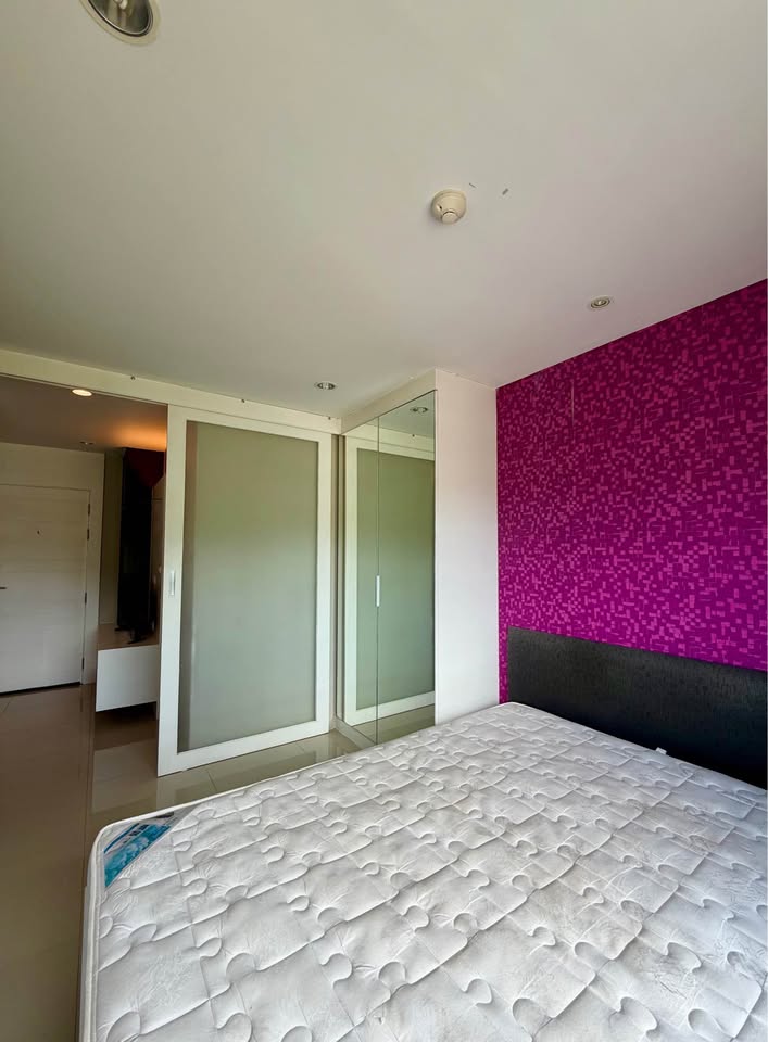 1-bed condo at The Scene, sold as-is – photo 6