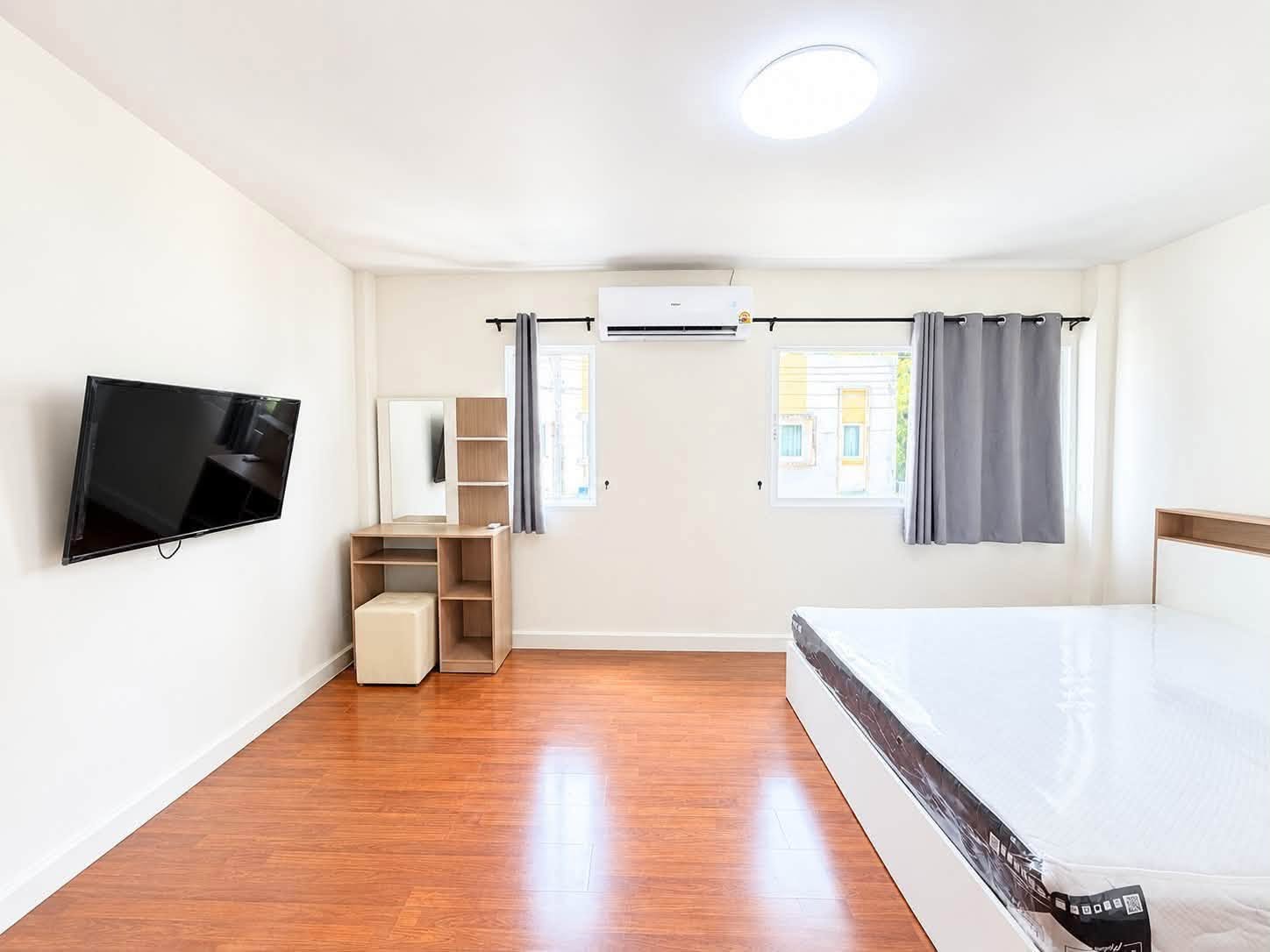 Furnished 2-bedroom townhouse, At Town 2 Poonphon – photo 10