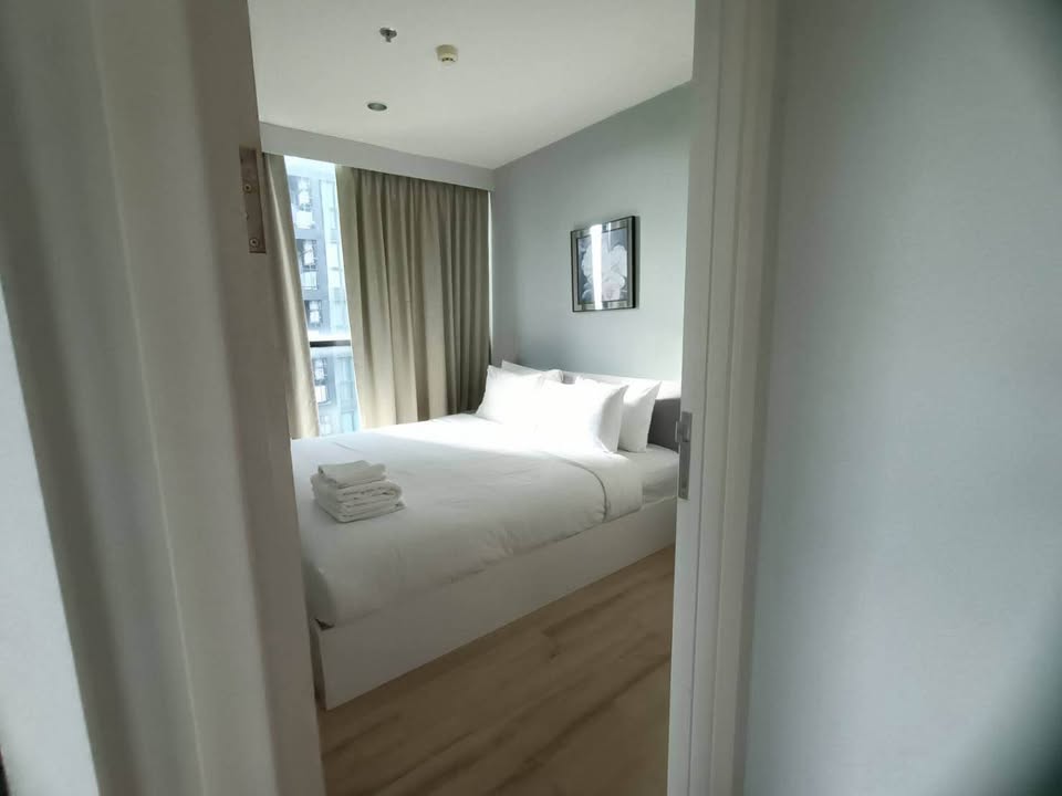 Pool view condo for rent at The Base Height – photo 4