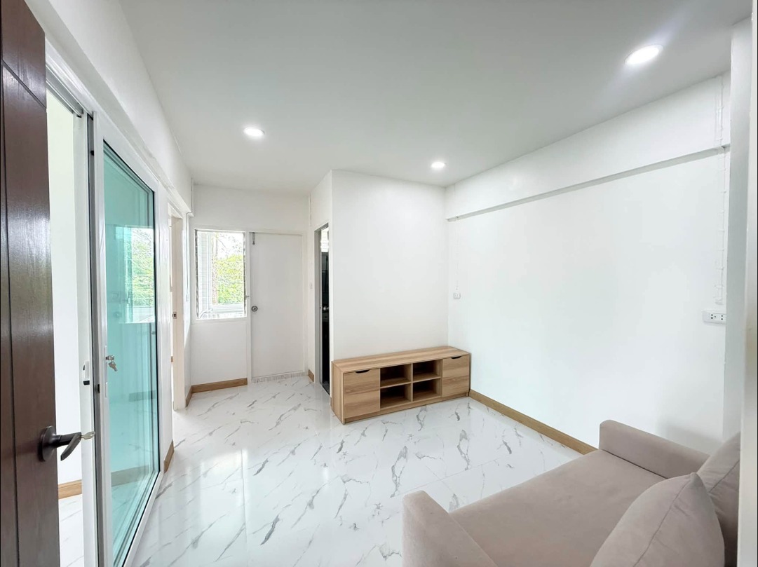 Renovated 2-bed corner unit at Ban Phon Housing – photo 9