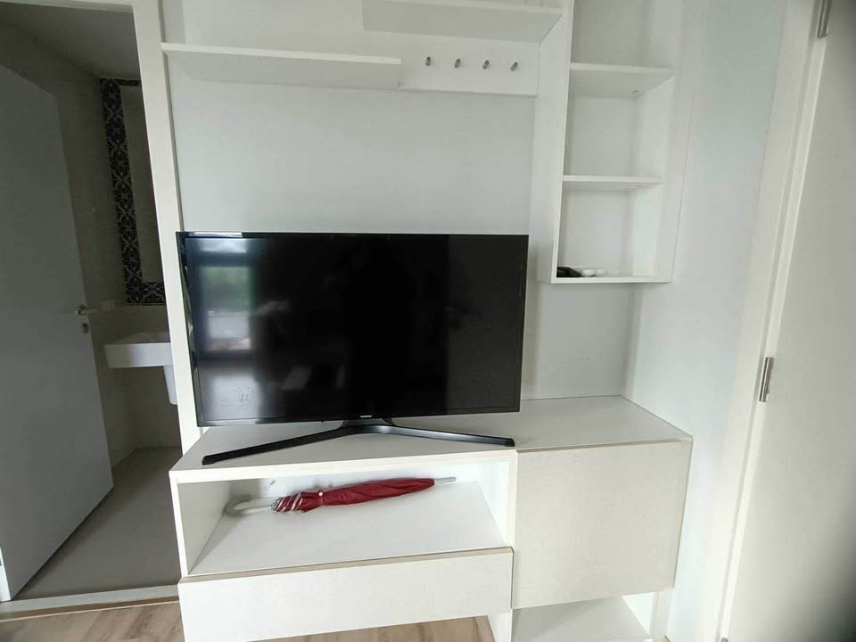 Pool view condo for rent at The Base Height – photo 7
