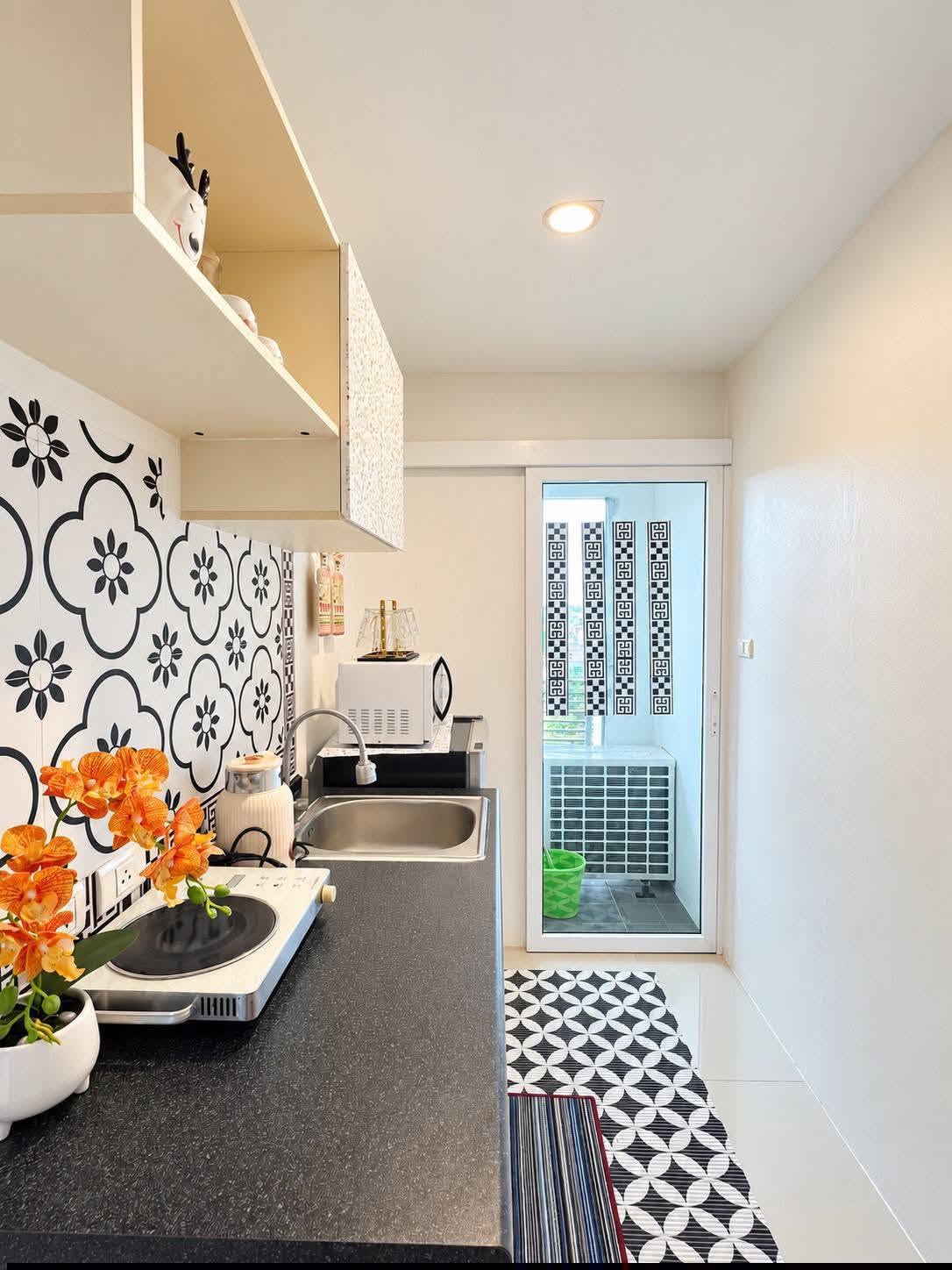 Pool view studio at The Royal Place Condominium – photo 10