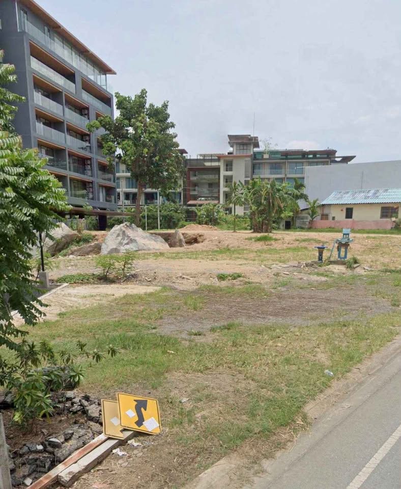 Roadside land for sale on the road to Rawai Beach