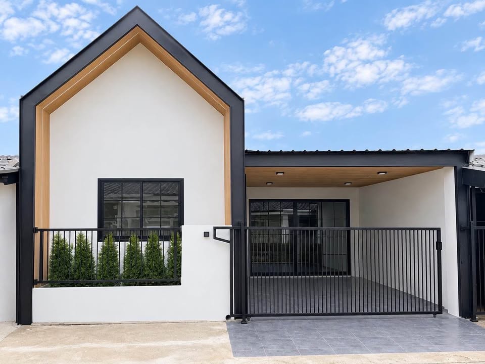 Nordic-style 3-bed townhouse for sale at Chaofa Daoroong