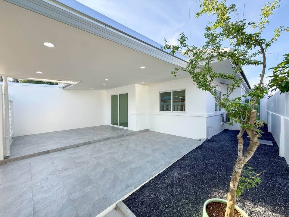 Single-storey semi-detached house in Tha Ruea – photo 5