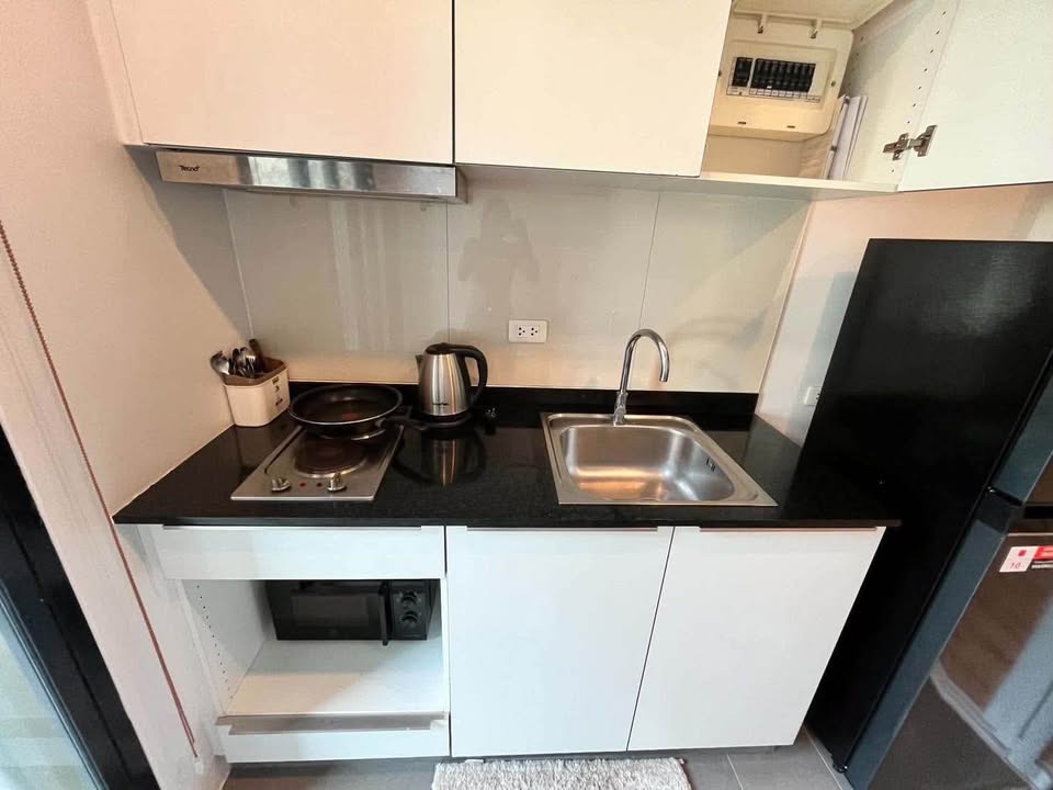 Furnished 1-bedroom condo for rent at The Base Uptown – photo 6