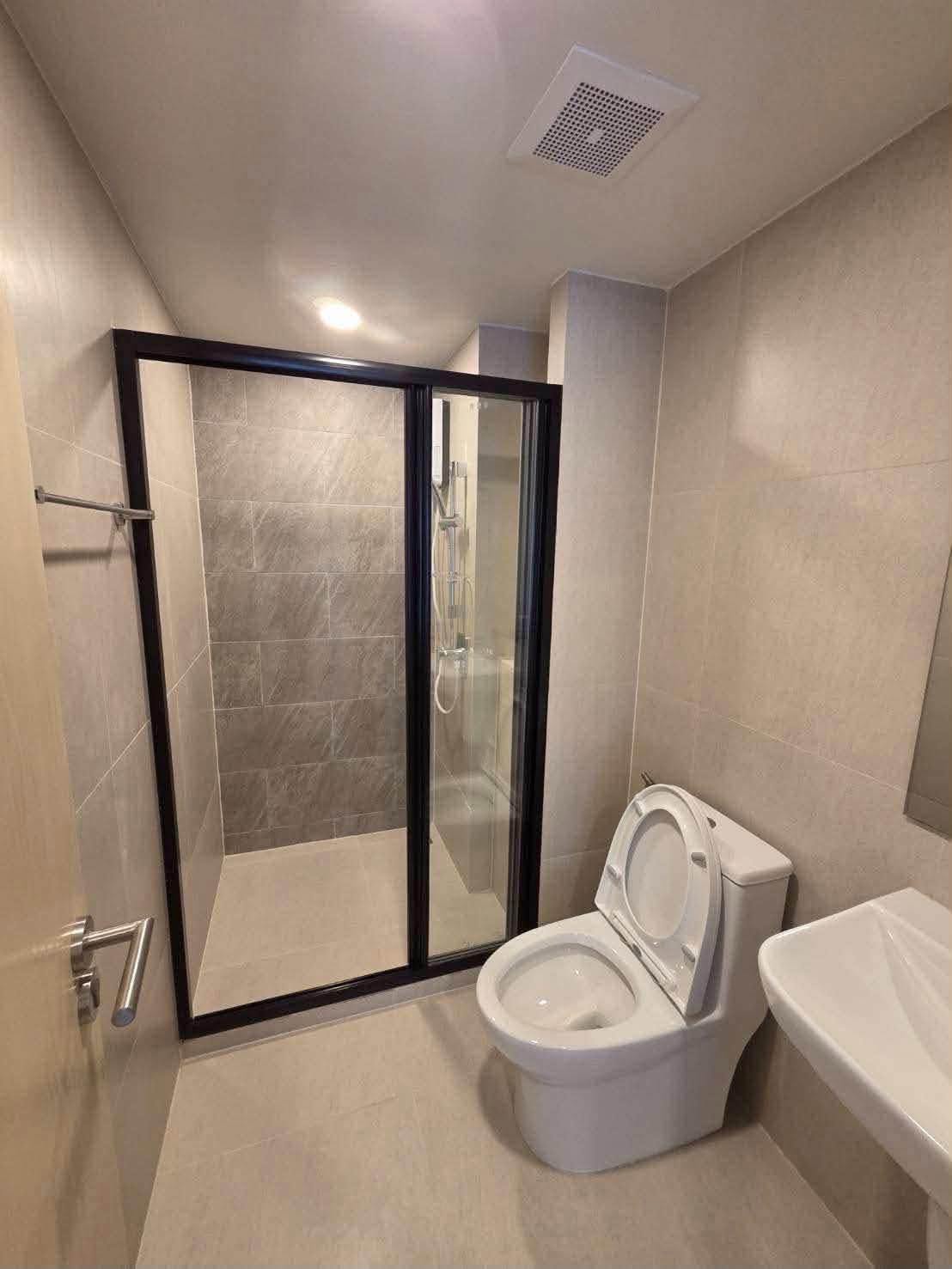 Never-occupied corner condo for rent at The Origin – photo 13