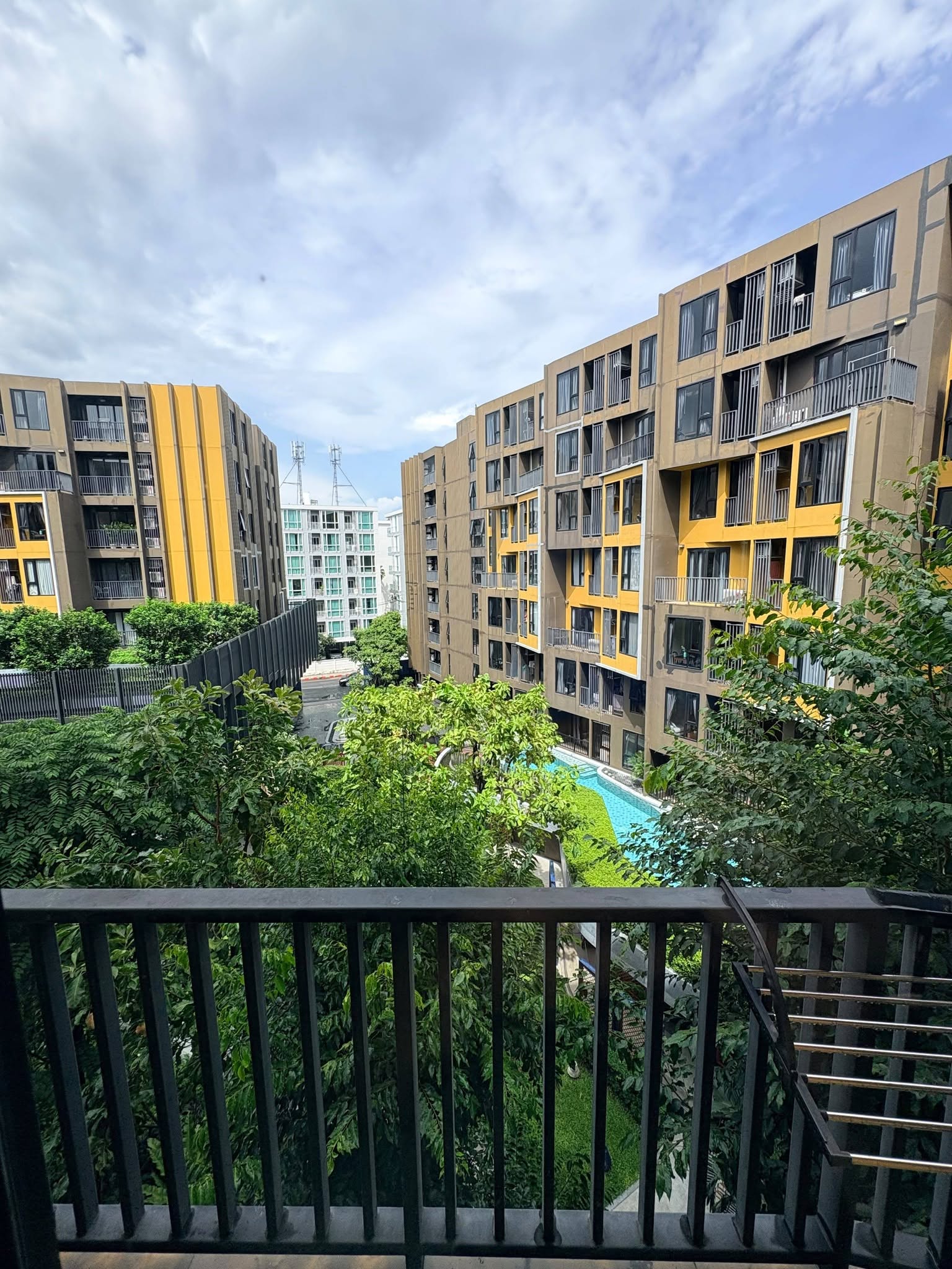 Studio with pool view and large balcony at The Base Central Phuket – รูปที่ 2