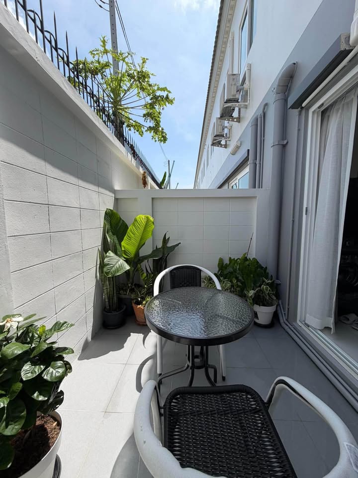 Brand-new 3-bed townhouse for rent opposite Robinson Thalang – photo 10