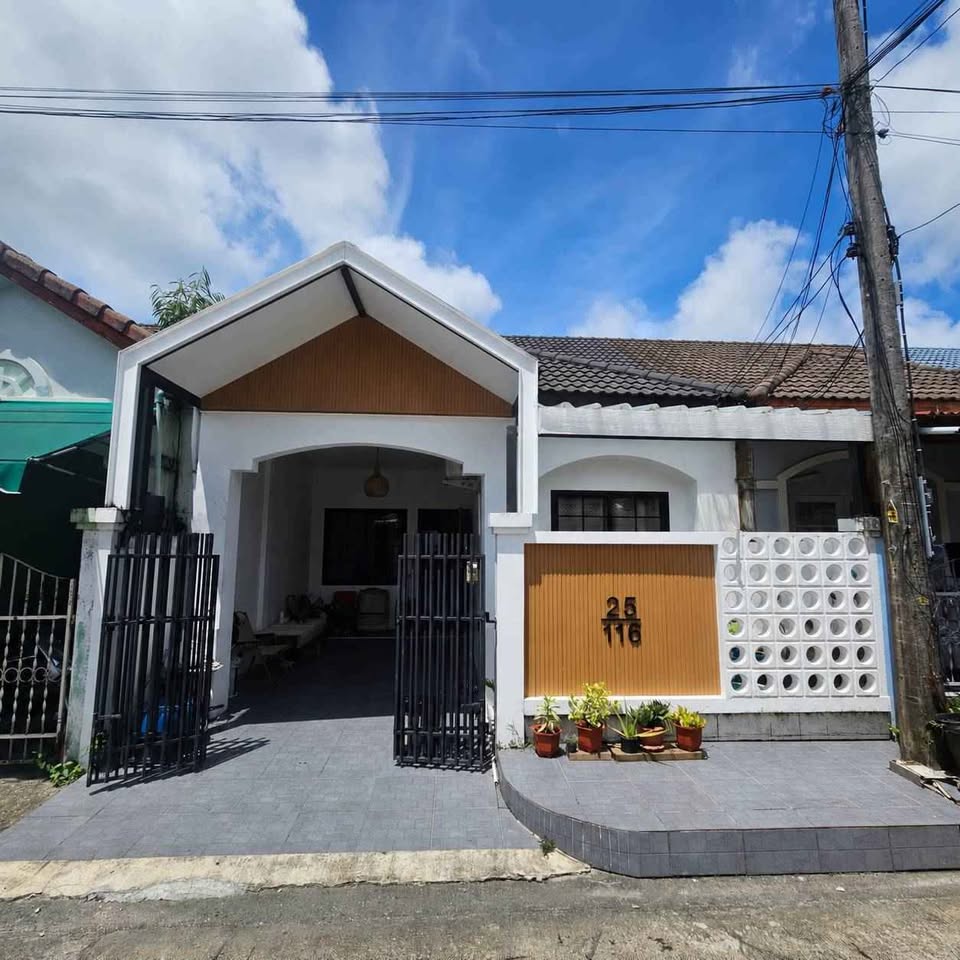 Single-storey townhouse for sale in Villa California, Wichit