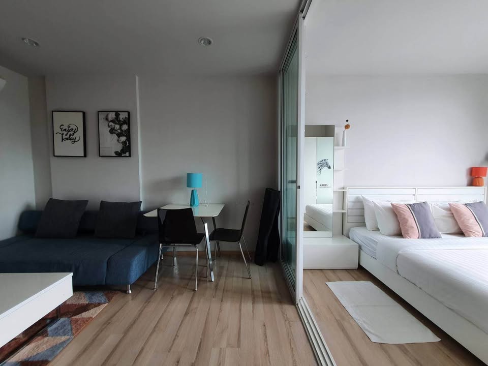 Pool view condo for rent at The Base Height – photo 16