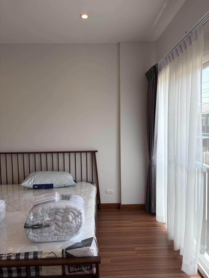 Brand-new 3-bed townhouse for rent opposite Robinson Thalang – photo 8