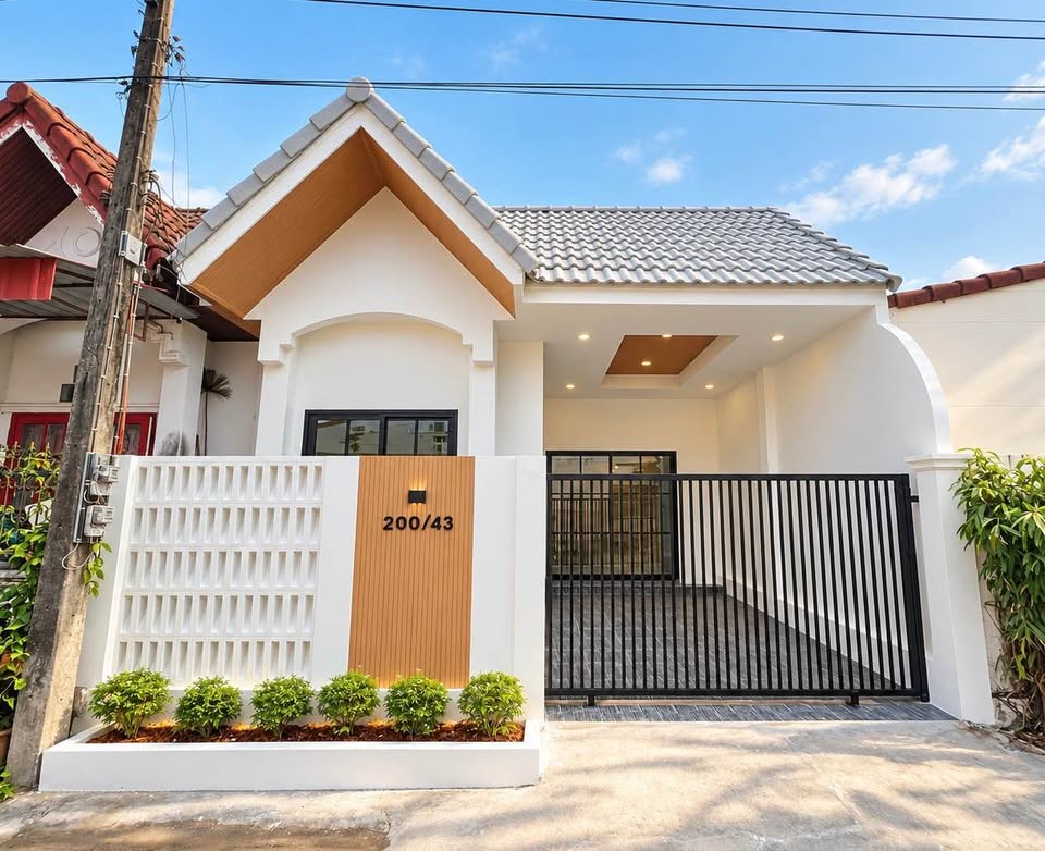 Renovated single-storey townhouse in Phetlada Village, Ban Khian