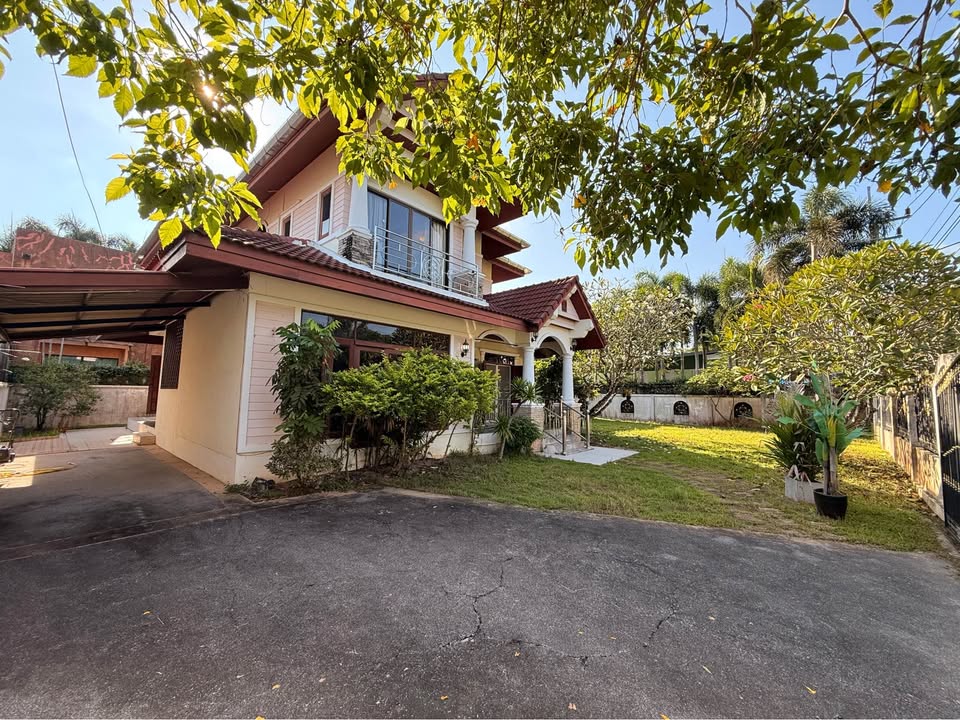 Large 3-bed house with garden for rent in Chalong