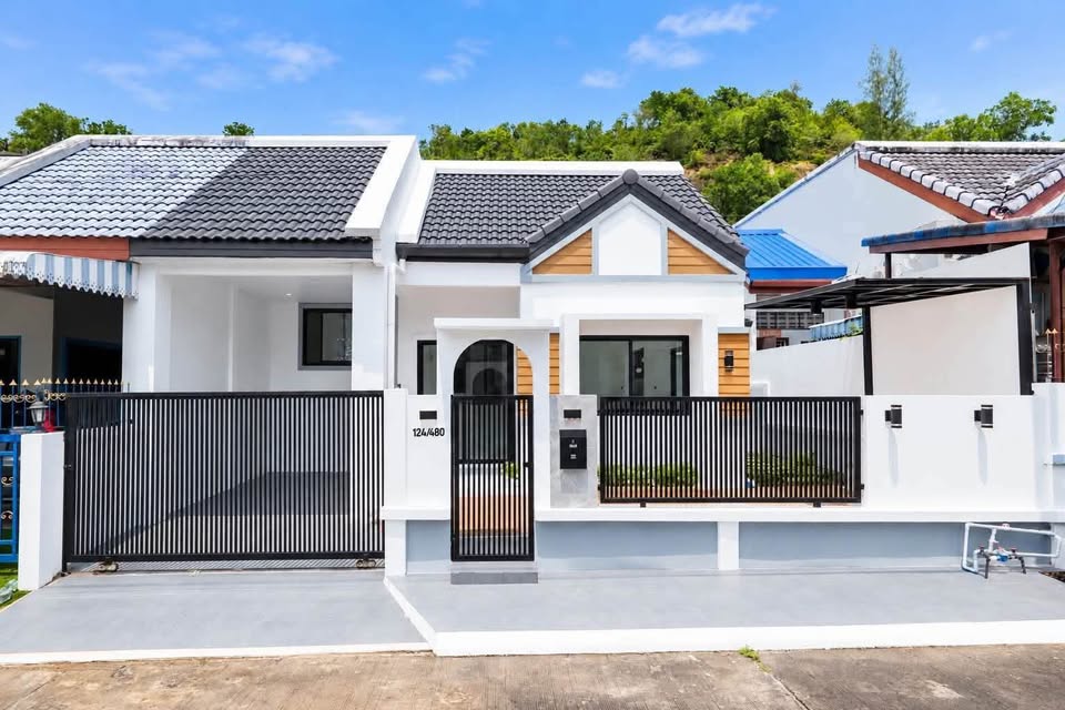 Fully renovated 3-bed house in Srisuchat Village 2