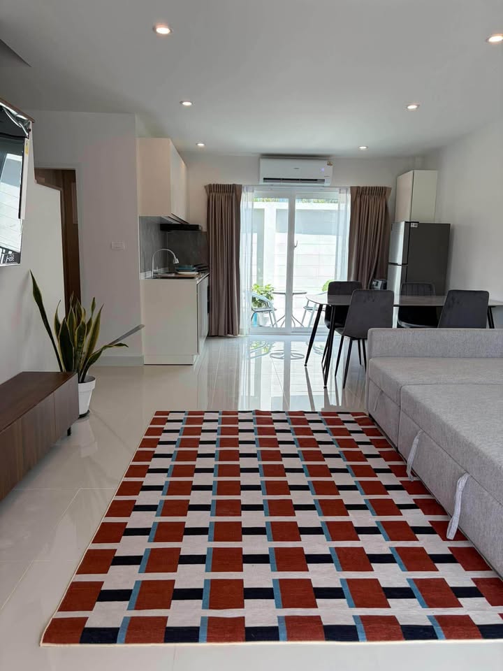 Brand-new 3-bed townhouse for rent opposite Robinson Thalang – photo 4