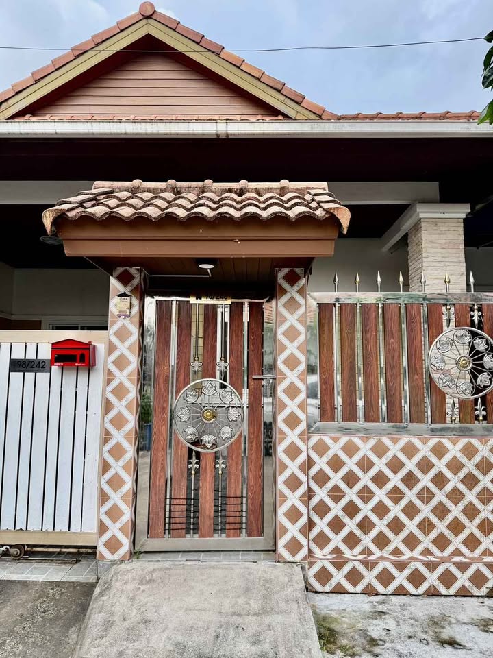 Single-storey 3-bedroom semi-detached house for sale at The Valley Kathu 1