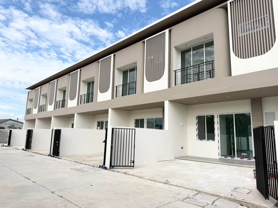 New 3-bed townhome at Melina Chalong – photo 2