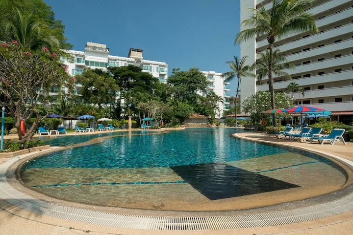 Spacious 65 sqm 1-bed condo with pool & gym in Patong