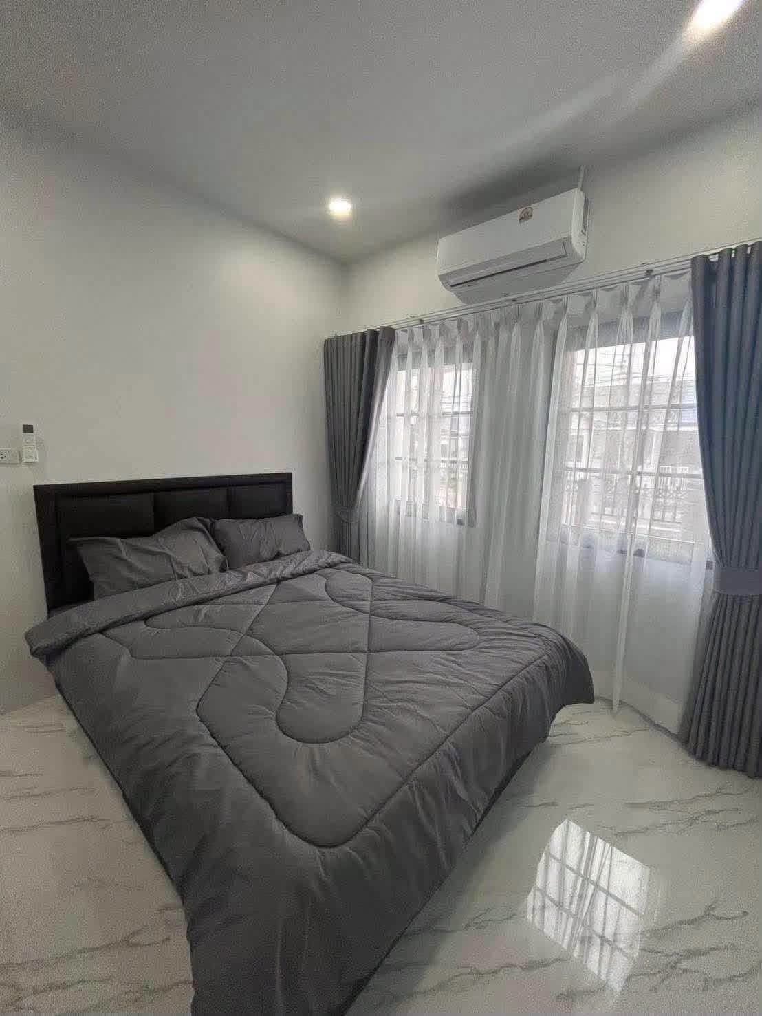 Furnished 2-bedroom corner house for rent at Srisuchat Grand View 2 – photo 1