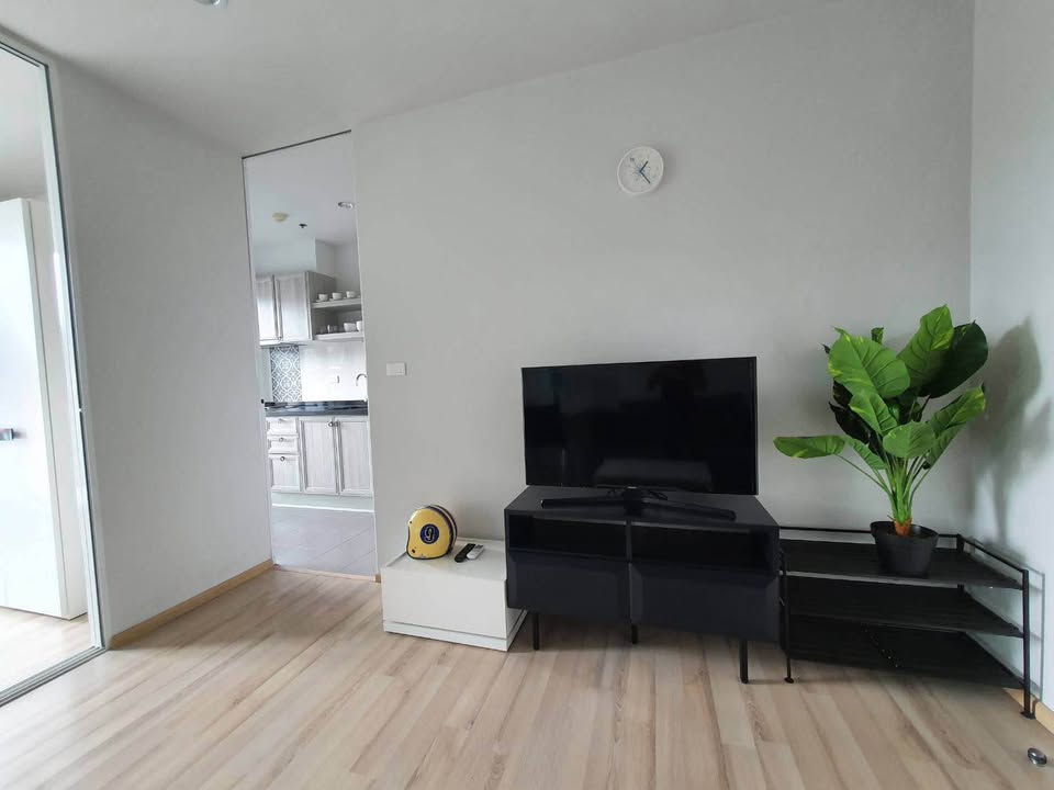 Pool view condo for rent at The Base Height – photo 13
