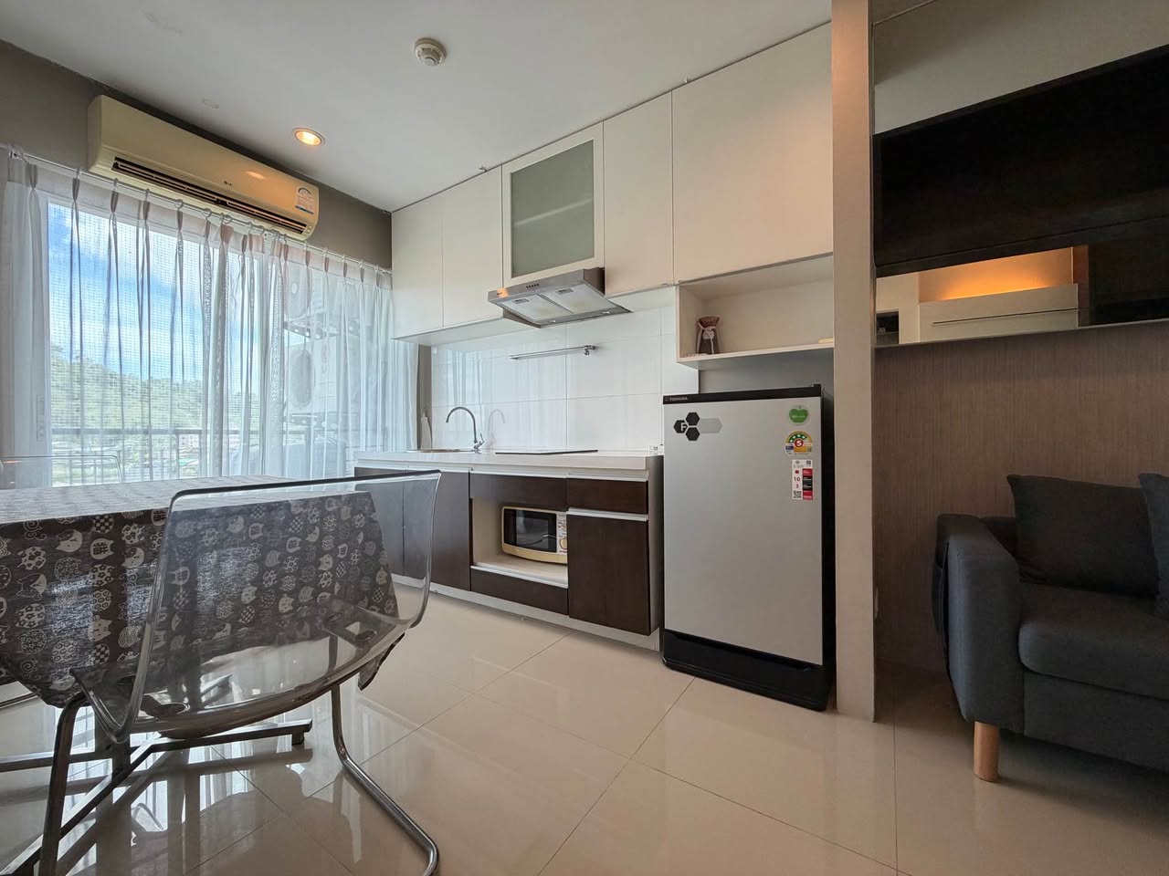 1-bed condo at The Scene, sold as-is – photo 3