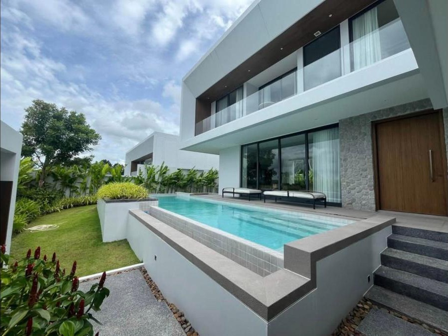 Luxury 4-bedroom pool villa for rent in Bangtao