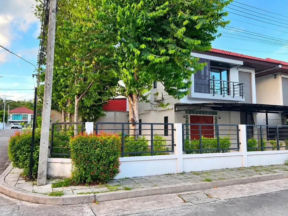Corner semi-detached house with large garden in Kathu