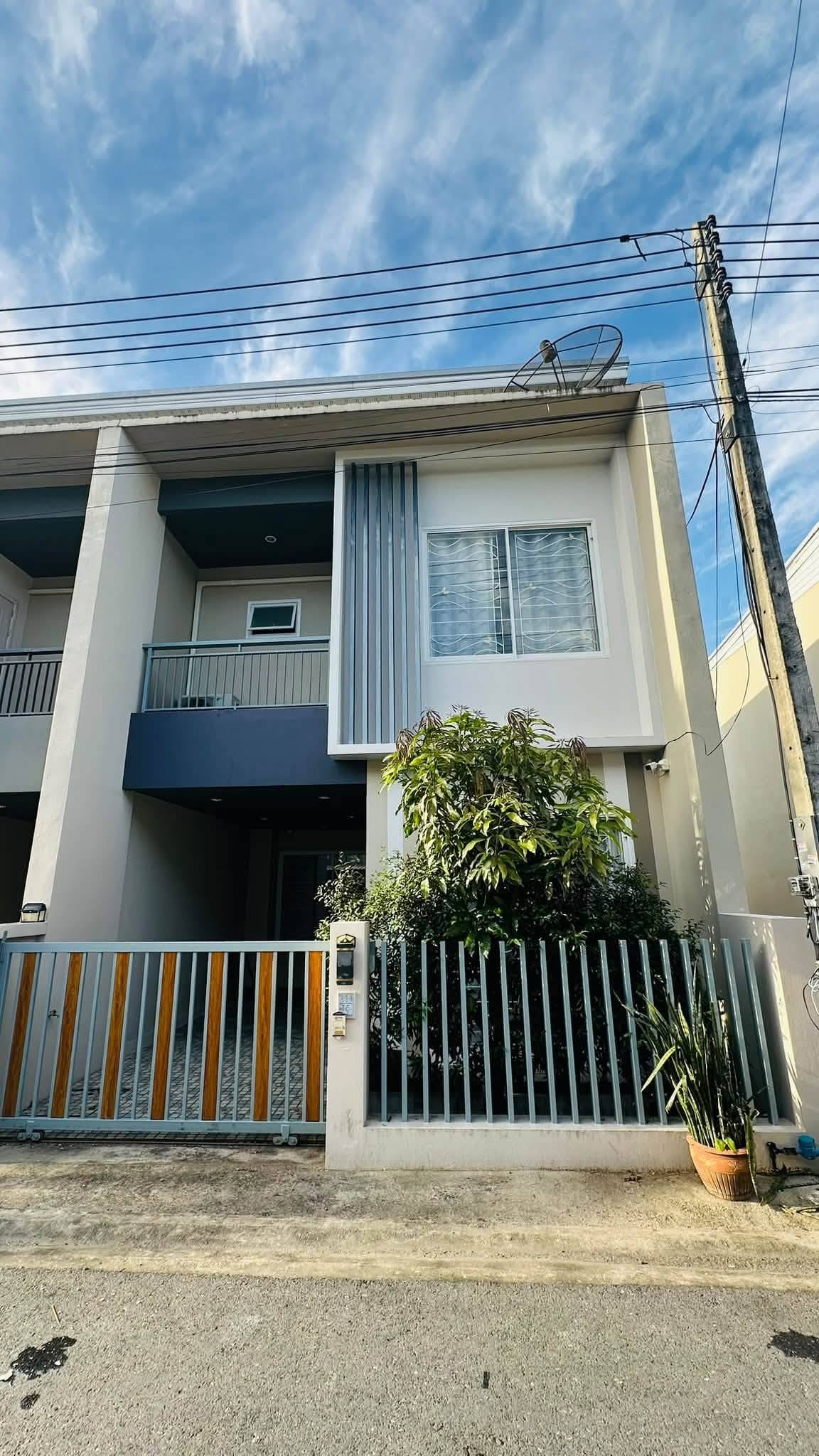 Pet-friendly townhouse for rent near Robinson, Phuket – photo 1
