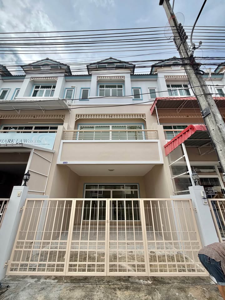 New 3-storey 4-bedroom shophouse for rent in Kathu