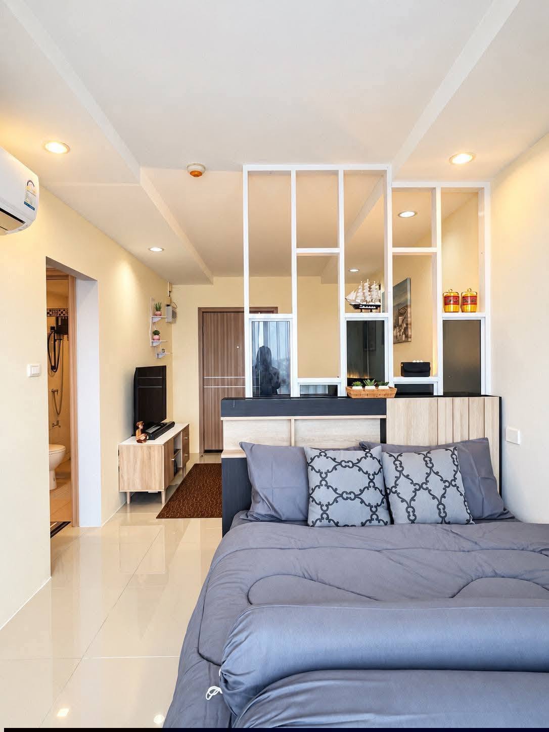 Pool view studio at The Royal Place Condominium – photo 3