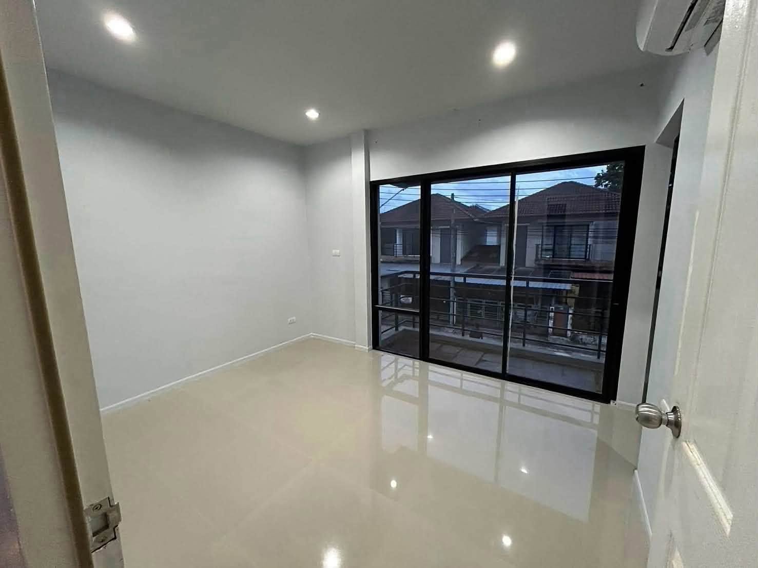 Corner semi-detached house with large garden in Kathu – photo 5